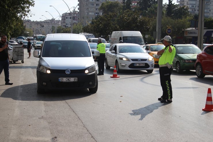 Adana'da yayalara yol vermeyen sürücülere ceza kesildi