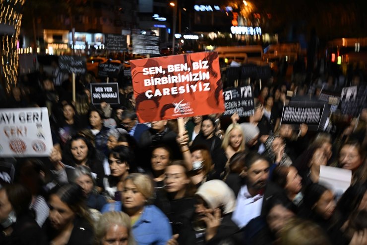 Ankara'da Dünya Kız Çocukları Günü dolayısıyla "Simsiyah" yürüyüşü yapıldı