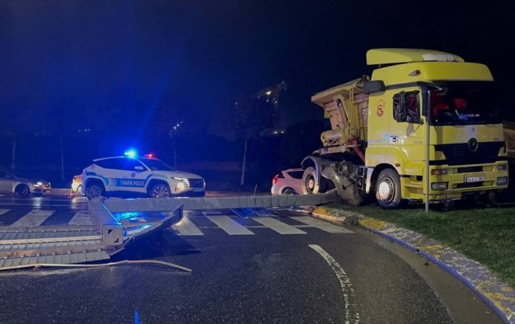 Sultangazi'de hafriyat kamyonunun çarptığı yol levhası otomobilin üzerine devrildi