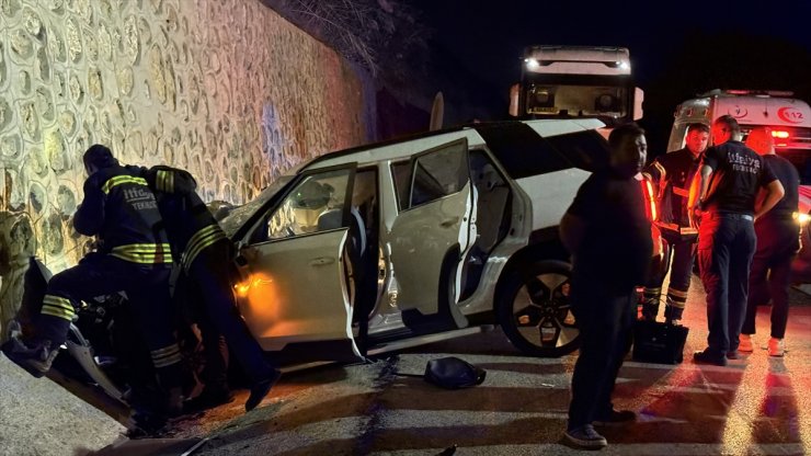 Tekirdağ'da istinat duvarına çarpan cipteki 2 kişi öldü, 2 kişi yaralandı