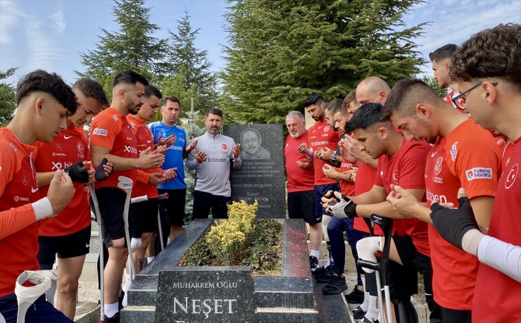 Ampute Milli Futbol Takımı, Neşet Ertaş'ın kabrini ziyaret etti