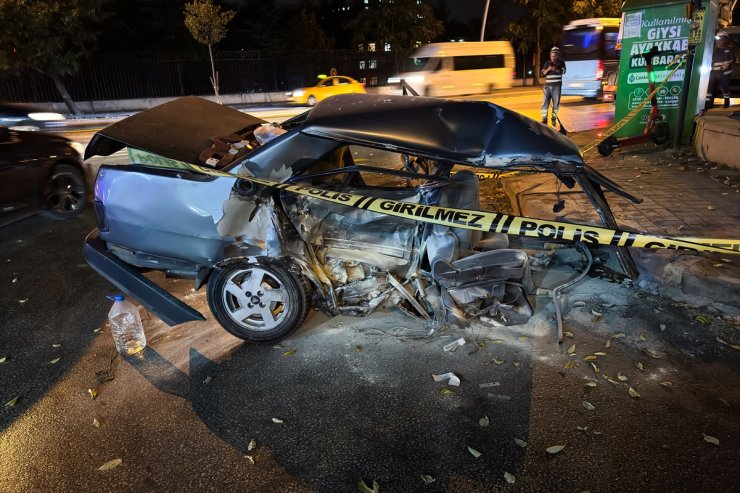 Ankara'da ağaca çarpan otomobildeki 2 kişi yaralandı