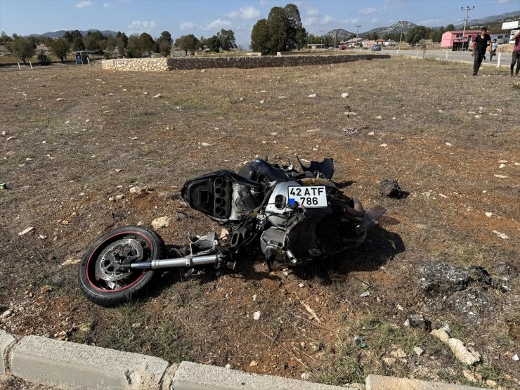 Antalya'da hafif ticari araçla motosikletin çarpıştığı kazada 2 kişi yaralandı