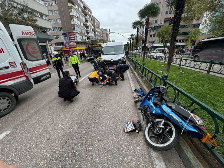 Bursa'da kamyonetle çarpışan motosikletin sürücüsü yaralandı