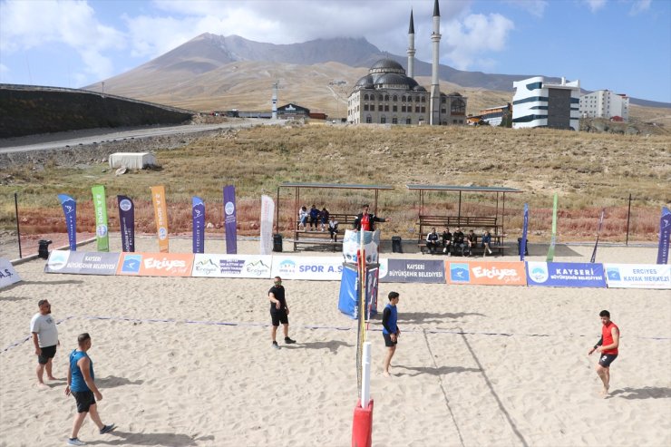 Erciyes'te plaj voleybolu turnuvası devam ediyor