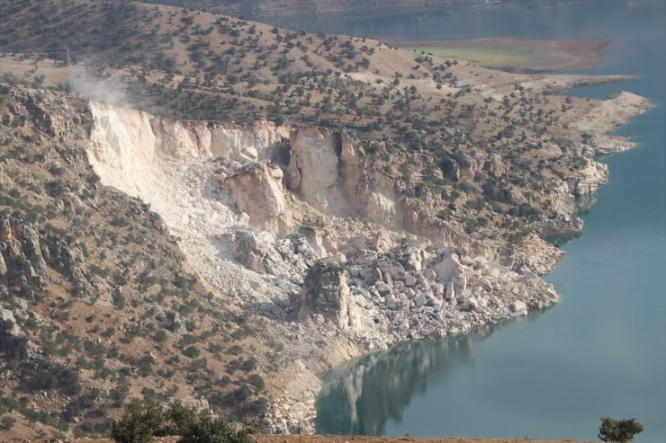 Heyelan nedeniyle oluşan dalgaların sürüklediği kamyonet Botan Çayı'nda aranıyor