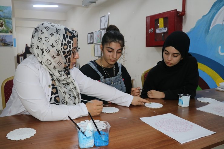 "Kalemkar Okullar Projesi" ile Batman'da öğrenciler kalem işi sanatını öğreniyor