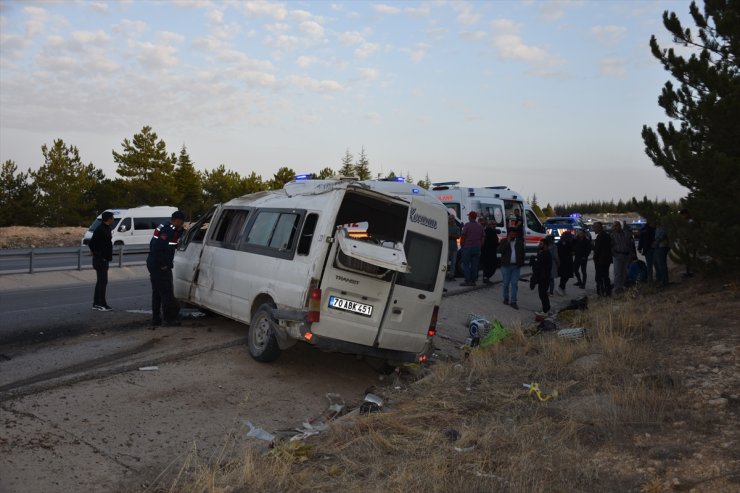 Karaman'da işçi servisinin devrildiği kazada 2 kişi öldü 13 kişi yaralandı