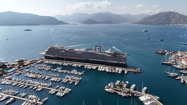 "MS Nieuw Statendam" kruvaziyeri 3 bin 200 yolcusuyla Marmaris'e geldi