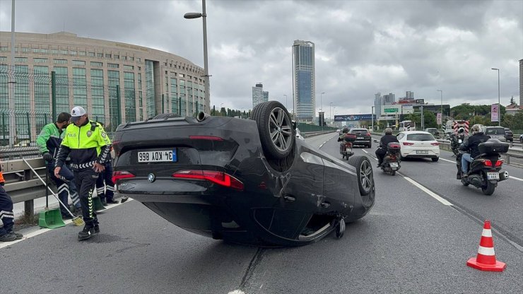 Şişli'de bariyerlere çarpan otomobilin sürücüsü yaralandı