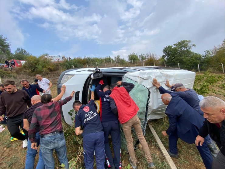 Tokat'ta tarlaya devrilen minibüsteki 3 kişi yaralandı