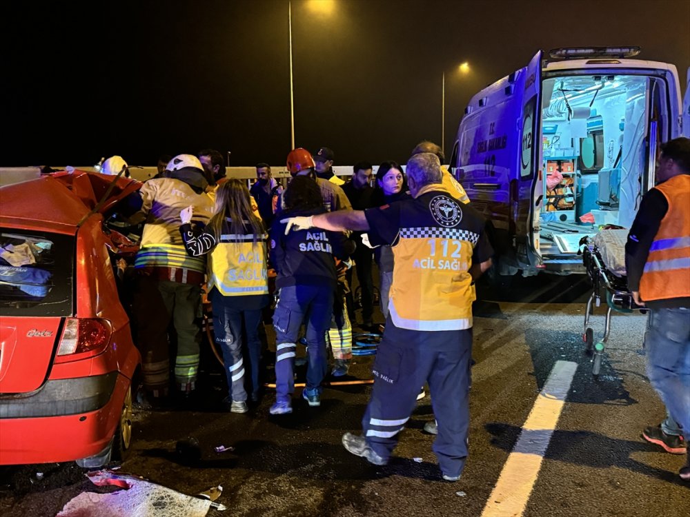 Anadolu Otoyolu'nda tıra çarpan otomobildeki 4 kişi yaralandı