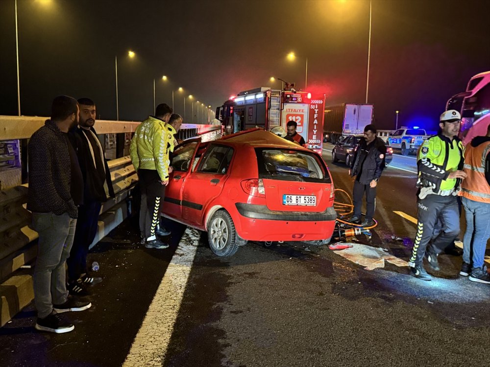 Anadolu Otoyolu'nda tıra çarpan otomobildeki 4 kişi yaralandı