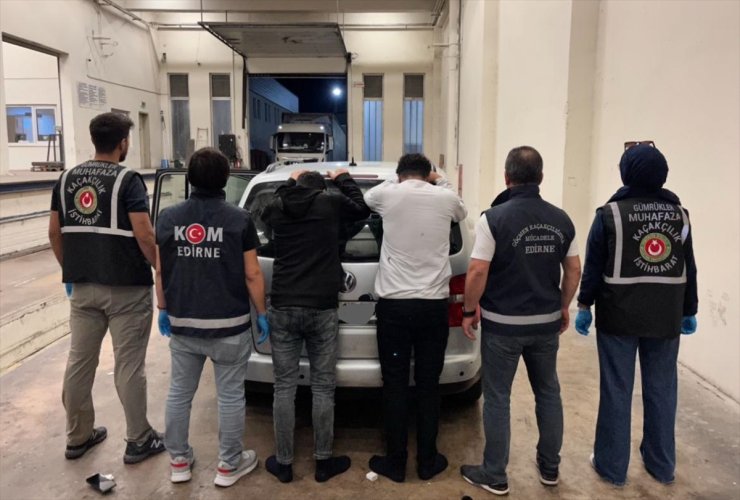 Edirne'de otomobilin gizli bölmesinde 2 düzensiz göçmen yakalandı