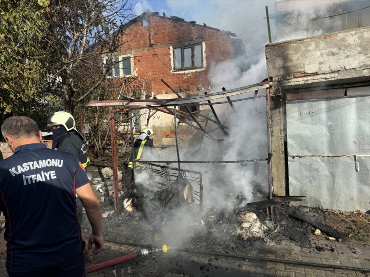 Kastamonu'da çıkan yangında 2 ev ile garaj yandı