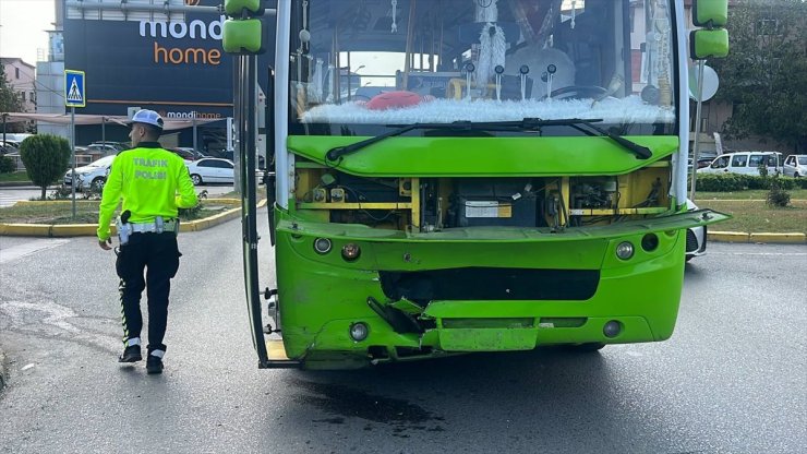 Kocaeli'de halk otobüsüyle otomobilin çarpıştığı kazada 4 kişi yaralandı