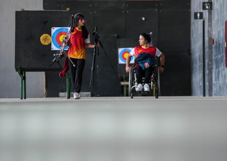 Paralimpik sporcu Büşra Ün, tenisin ardından başladığı okçulukta Türkiye şampiyonluğuna ulaştı