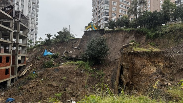 Rize'de toprak kayması sonucu çocuk parkı ve istinat duvarı zarar gördü