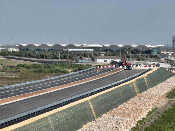 Depremlerde hasar gören Hatay Havalimanı yolu tek yönden gidiş geliş trafiğine açıldı