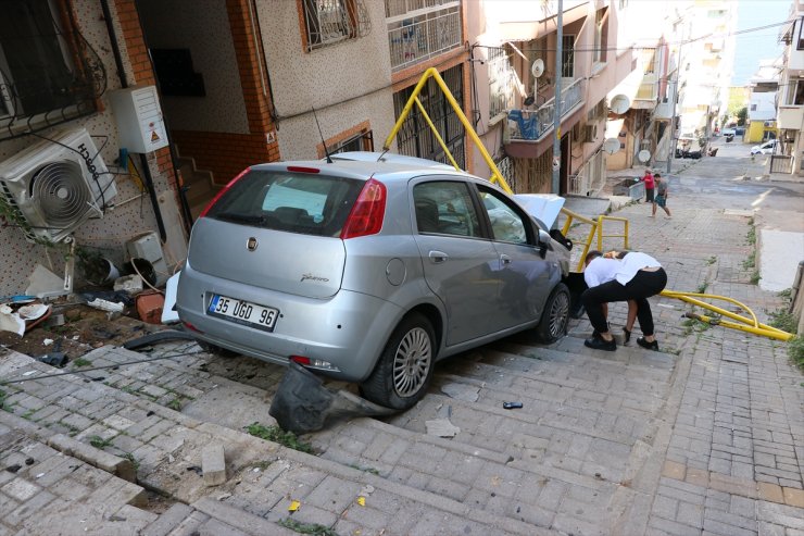 İzmir'de otomobillerin kaza sonrası merdivenlere düşmesi güvenlik kamerasında