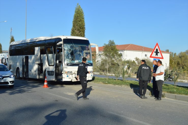 Kütahya'da iki işçi servisinin çarpıştığı kazada 3 kişi yaralandı