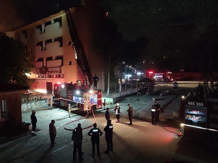 Malatya'da ağır hasarlı okulun çatısında çıkan yangın söndürüldü