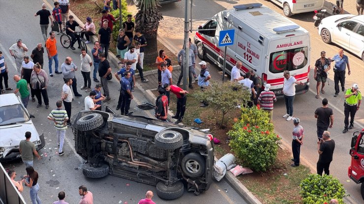 Mersin'de pikaba çarpıp devrilen cipteki 4 kişi yaralandı