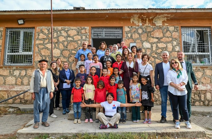 Ultra maratoncu Duran ile Reyhan Kalyoncu, depremzede çocukları ziyaret etti