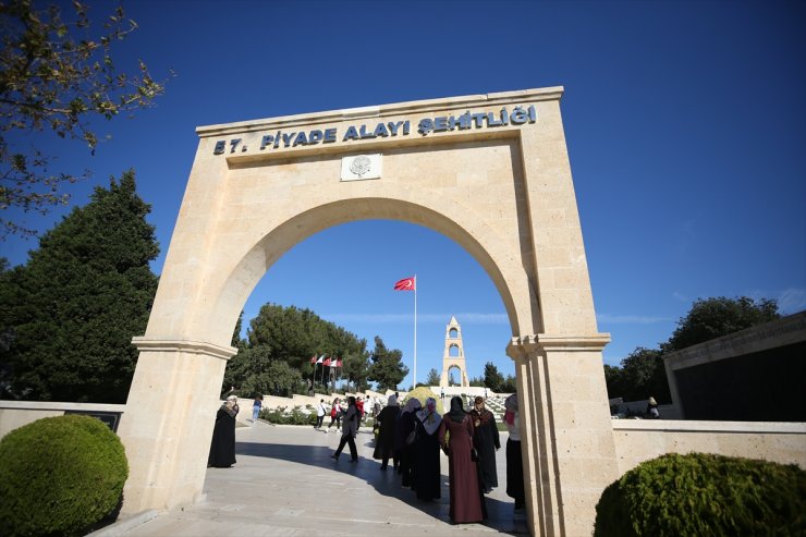 Çanakkale'nin Batmanlı misafirleri Tarihi Gelibolu Yarımadası'ndaki şehitlik ve anıtları gezdi