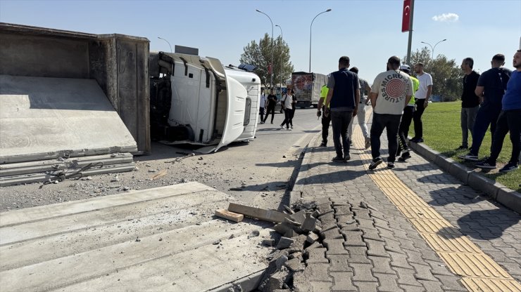 GÜNCELLEME - Kahramanmaraş'ta beton blok yüklü tır devrildi