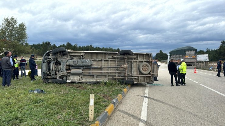 Kastamonu'da okul servisi ile tırın çarpışması sonucu 12'si öğrenci 13 kişi yaralandı