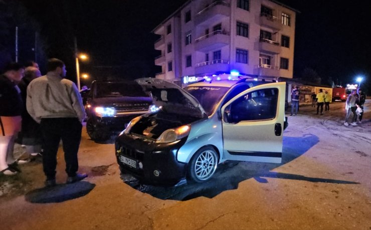 Sakarya'da park halindeki araca çarpan otomobildeki 1 kişi öldü, 1 kişi yaralandı