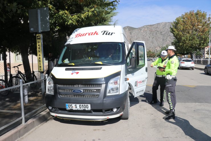 Sözünü tutan trafik polisi emniyet kemeri takan öğrencilere çikolata verdi