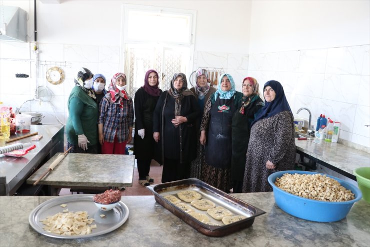 Yaşlı ve ihtiyaç sahiplerinin yemekleri gönüllü kadınların ellerinde pişiyor