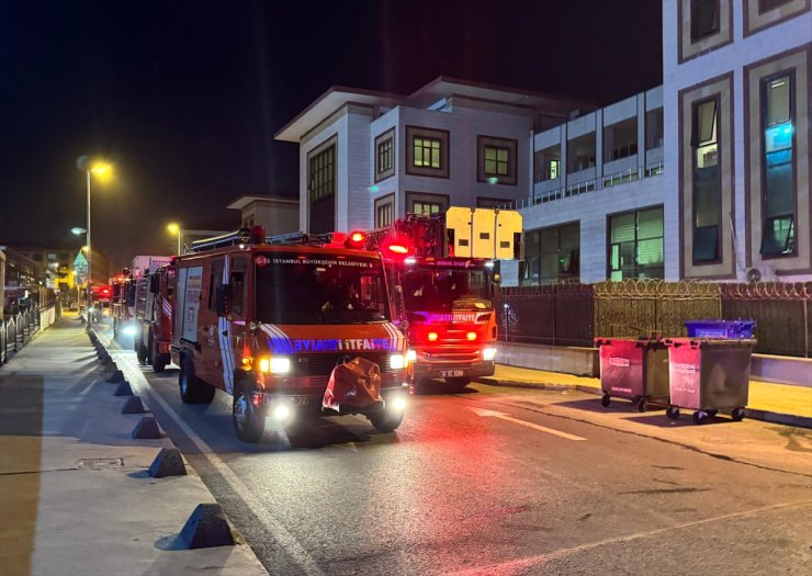 Zeytinburnu'nda öğrenci yurdunun alt katındaki otoparkta çıkan yangın söndürüldü