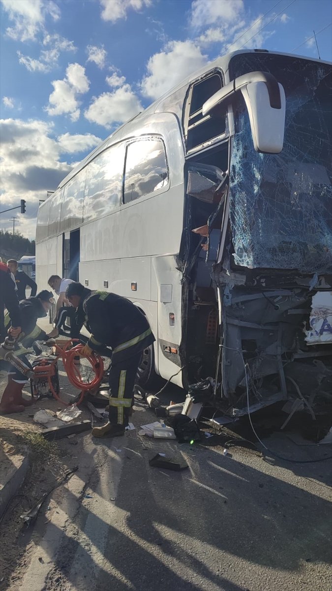 Afyonkarahisar'da yolcu otobüsünün kamyona çarpması sonucu 20 kişi yaralandı