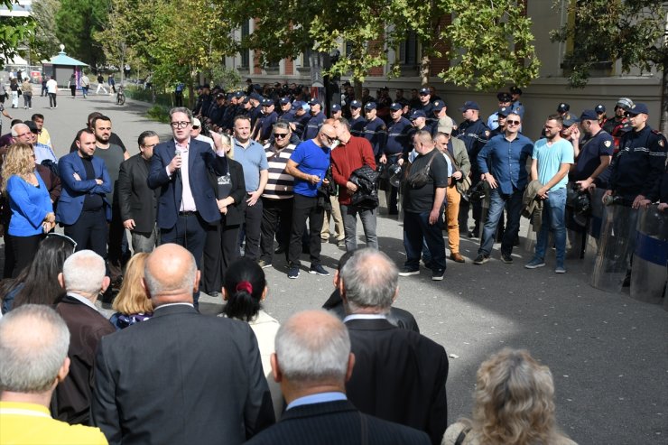 Arnavutluk'ta protestocular, Tiran Belediye Başkanı Veliaj'ın istifasını istedi