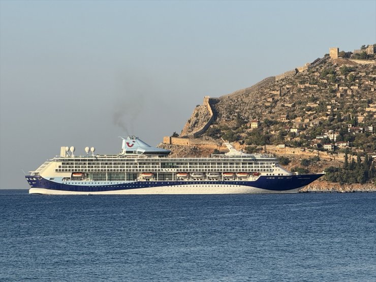 Bahama bayraklı kruvaziyer "Marella Discovery" Alanya Limanı'na demirledi