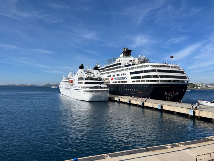 Bodrum'a iki kruvaziyerle 1204 yolcu geldi