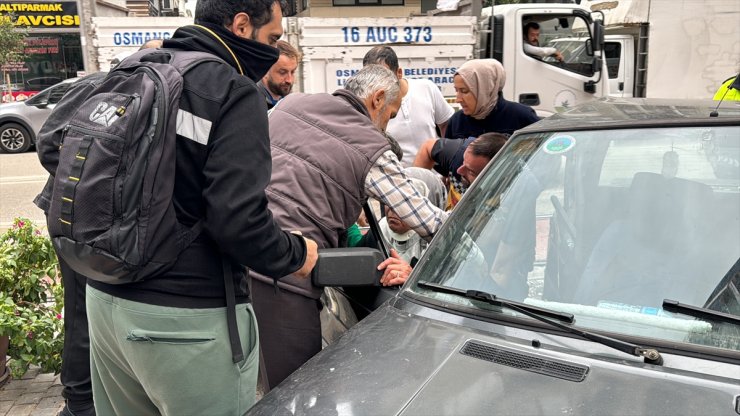 Bursa'da hafif ticari araçla çarpışan otomobilde sıkışan yaralı kurtarıldı