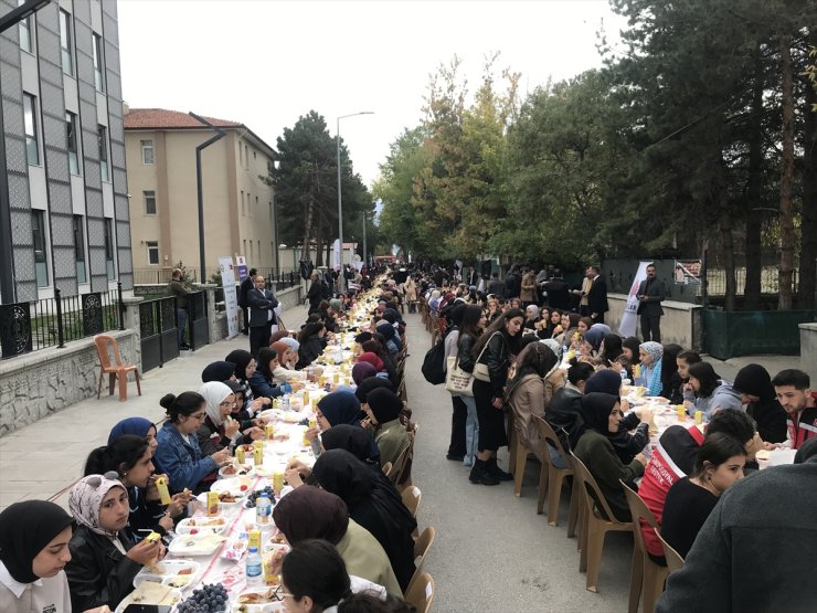 Erzincan Valiliği kentteki üniversite öğrencilerine yöresel ürünlerle kahvaltı verdi