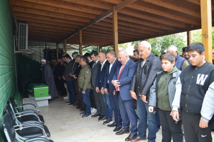 Kocaeli'de eşi tarafından silahla öldürülen kadının cenazesi defnedildi