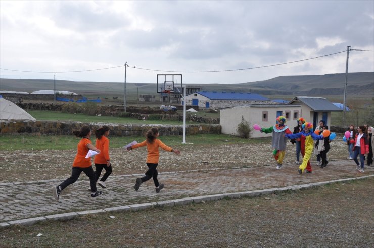 Köy köy gezen üniversite öğrencileri Karslı çocuklarla buluşuyor