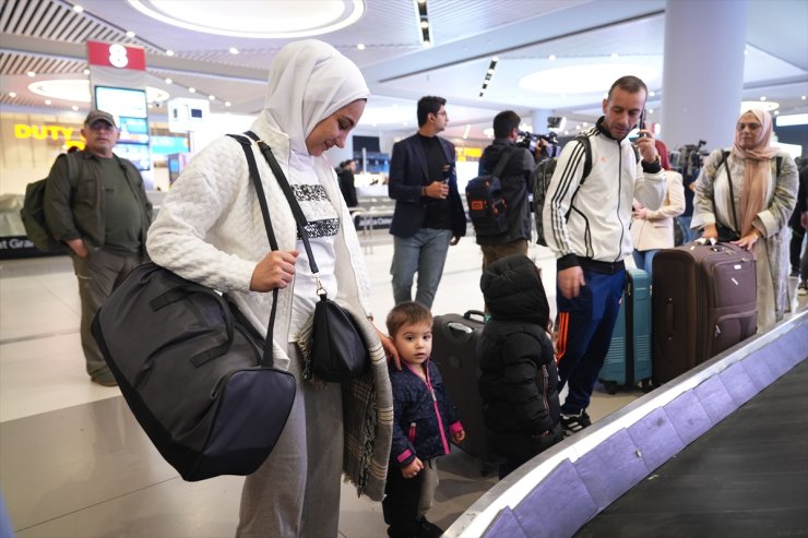 Lübnan'dan ayrılmak isteyen Türk vatandaşları uçakla İstanbul'a geldi