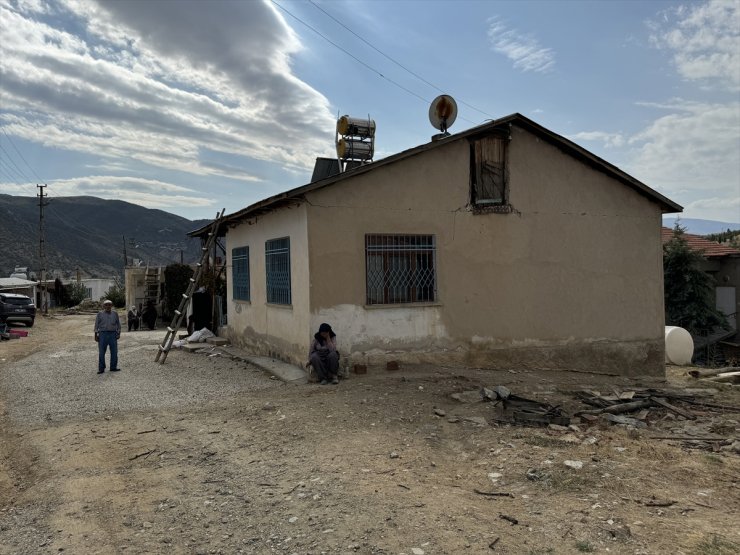 Malatya'daki depremde kırsaldaki evleri hasar gören Elazığlılar canlarını kurtardıklarına seviniyor