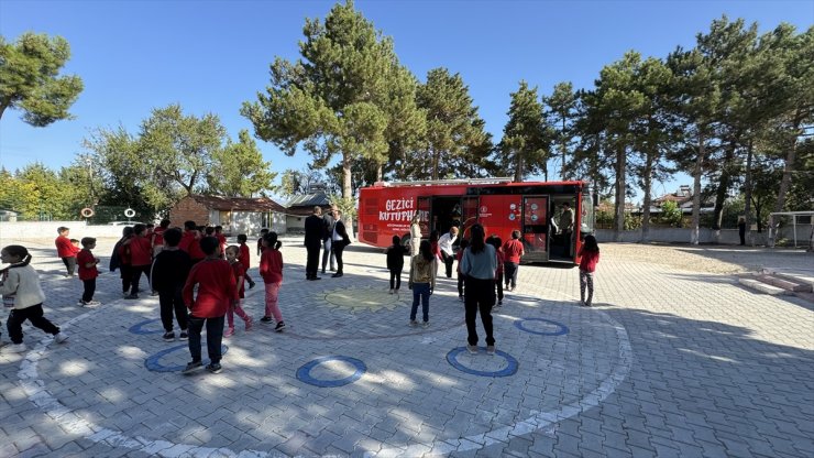 Mobil "gezegen evi" ile köy okullarındaki öğrencilere uzay merakı aşılanıyor