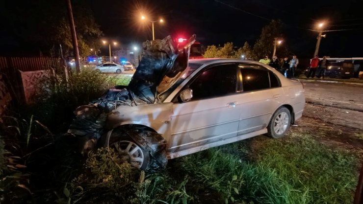 Sakarya'da iki otomobilin çarpıştığı kazada 3 kişi yaralandı