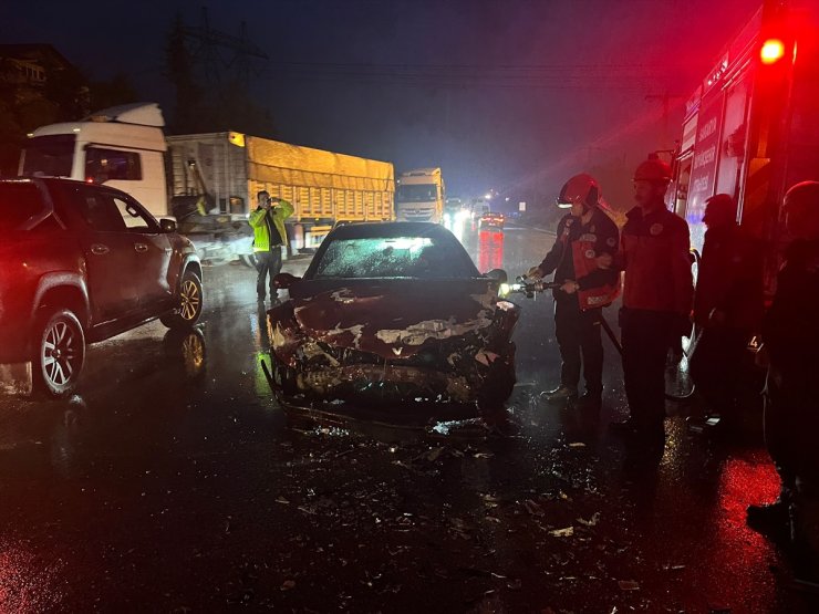 Sakarya'da servis minibüsü ile otomobilin çarpıştığı kazada 4 kişi yaralandı