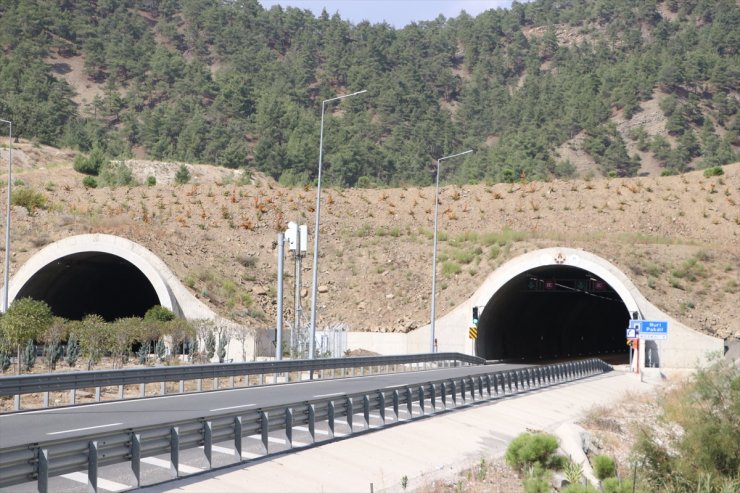 Türk edebiyatının "Dede Korkut"u Karakoç ve "Kudüs Şairi" Pakdil'in isimleri yaşatılıyor