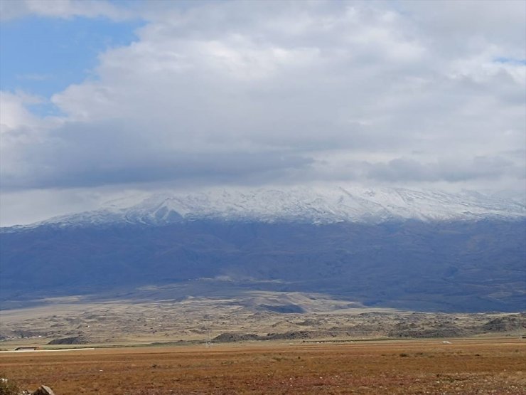 Ağrı'da dağlar ve köyler karla kaplandı